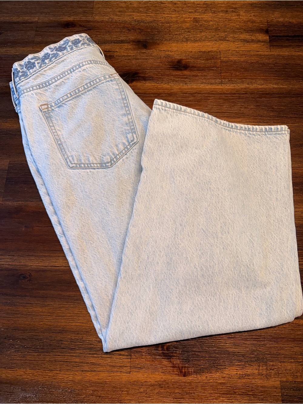 Abercrombie & Fitch Women's ultra wide leg Jean